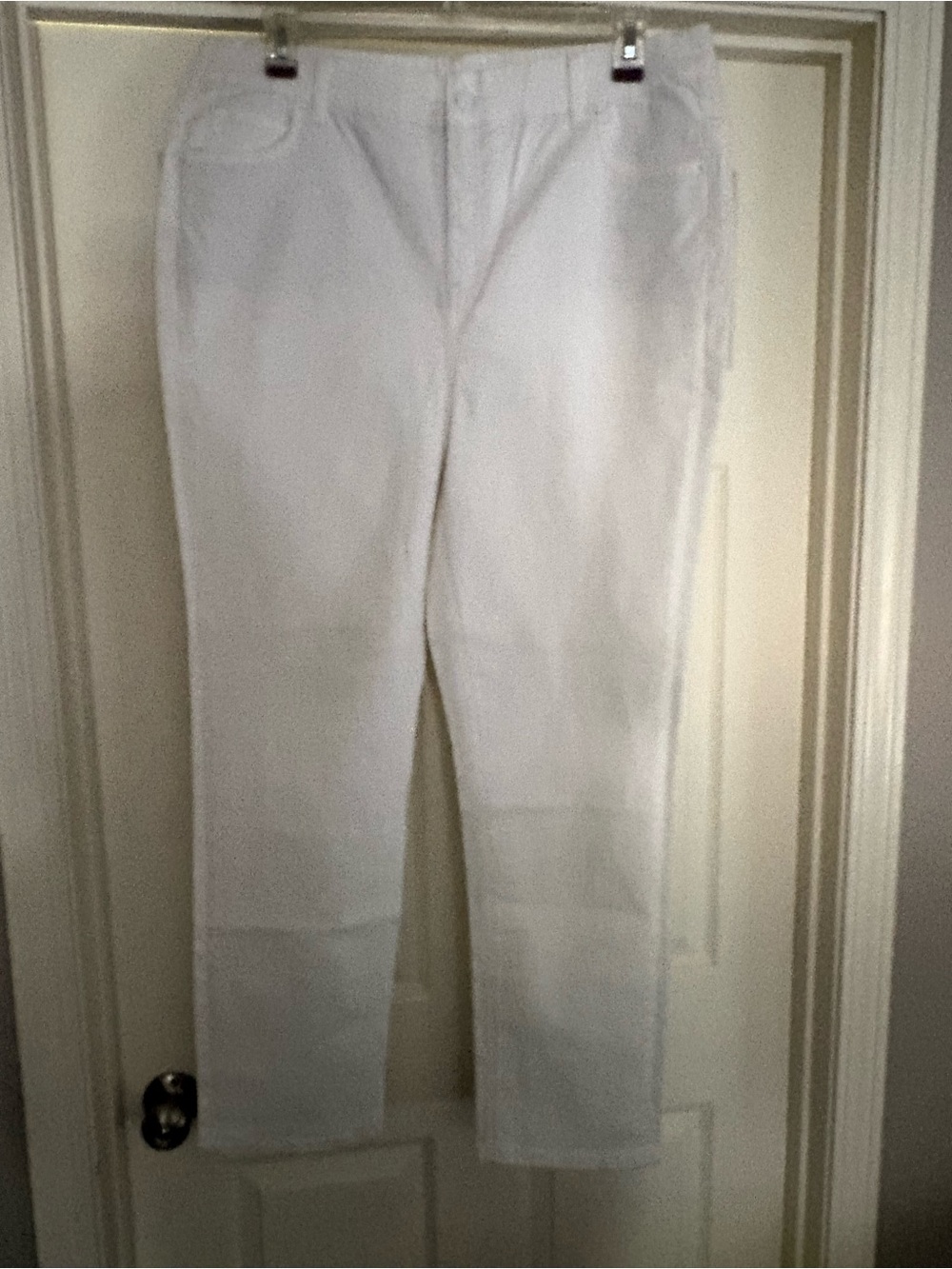 NWOT- D&Co White Straight-Leg Jeans